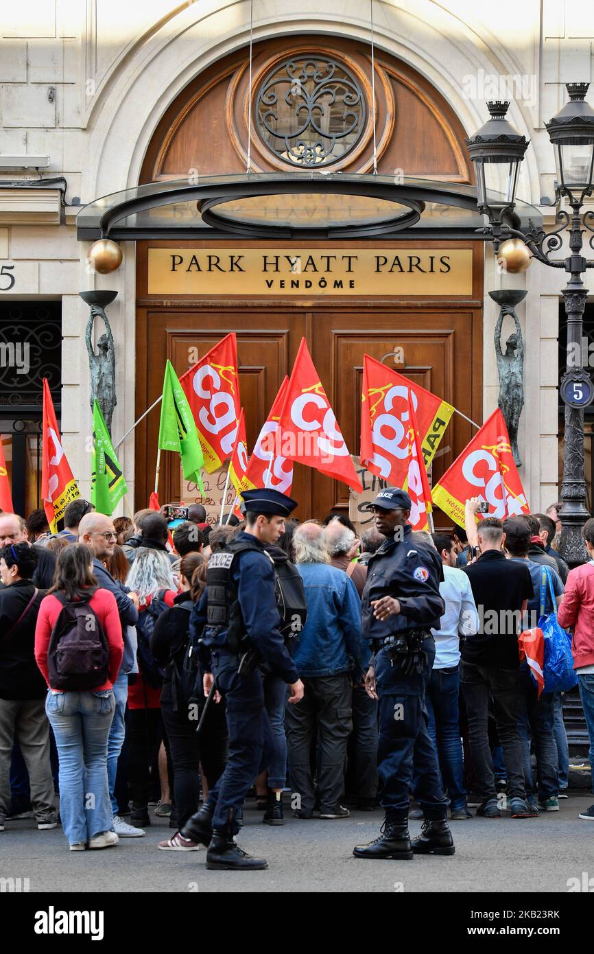 The subcontractors of the Park Hyatt Vendôme, who have been on strike for 18 days, and who were dislodged by the police from the Parisian palace they were blocking, mobilized again on 13 October 2018, following the violence of security agents who injured two people on 12 October 2018 in Paris. (Photo by Julien Mattia/NurPhoto) Stock Photo