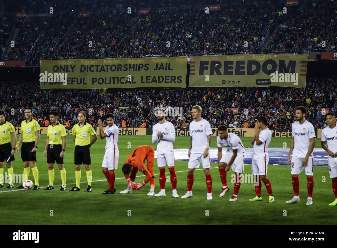 FC Barcelona fans claiming freedom for catalan political prisoners and slogans 'Only dictatorships jail paceful political leaders' during the La Liga match between FC Barcelona v Sevilla FC at Camp Nou Stadium, in Barcelona on 20 of October, 2018. (Photo by Xavier Bonilla/NurPhoto) Stock Photo