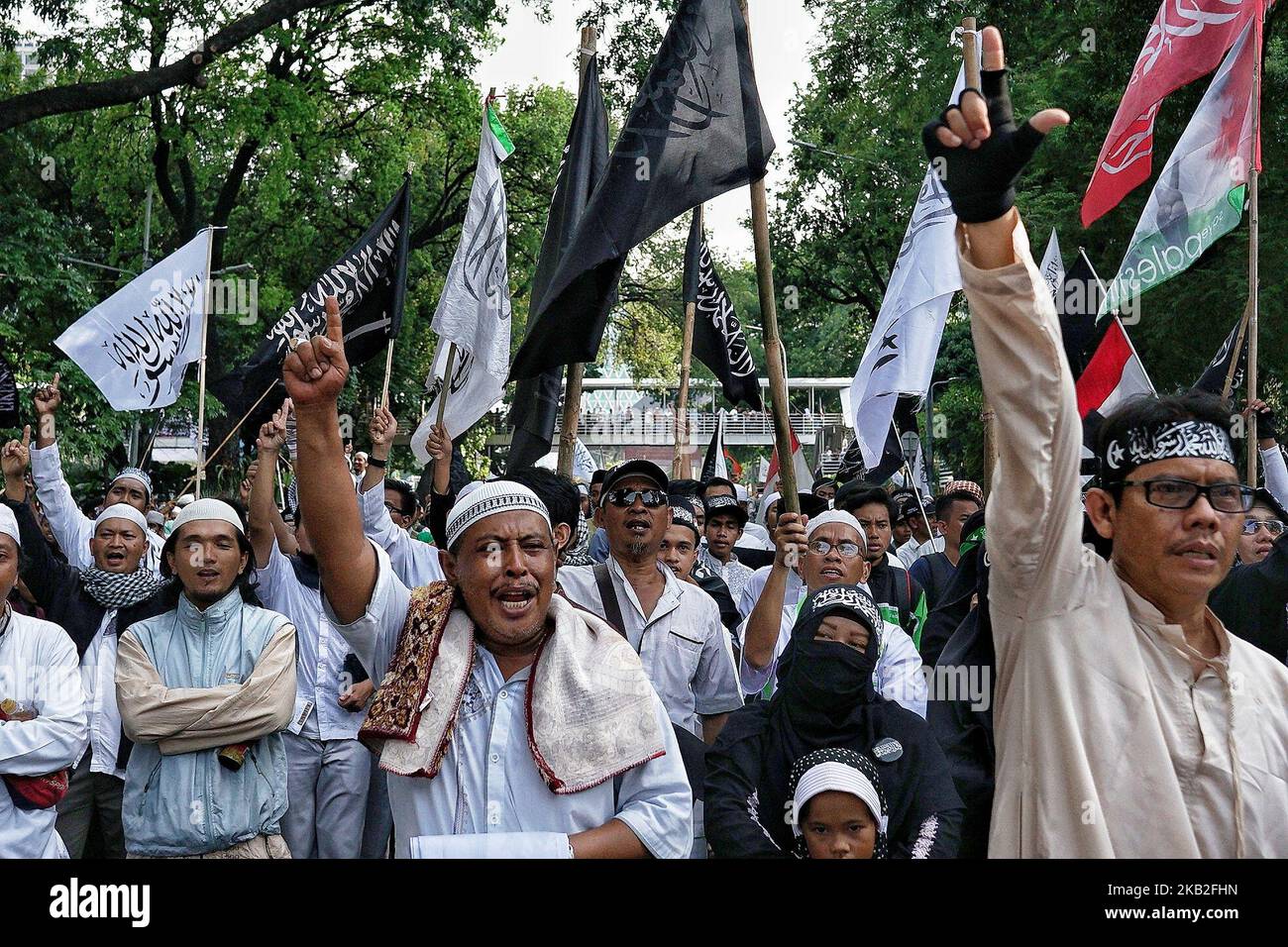 Protesters urge government to trial the doer who burns of the Islamic tauhid flag that used by Hizb ut-Tahrir in front of Coordinating Ministry for Political, Legal and Security of Indonesia (Menkopolhukam) in Jakarta, Indonesia on October 26, 2018. A video shows Nahdlatul Ulama's GP Ansor burnt Hizb ut-Tahrir flag during the 'Santri Day' in Garut on October 22, 2018. (Photo by Anton Raharjo/NurPhoto) Stock Photo