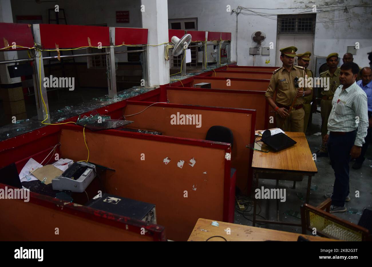 Police officals inspects post office after a clase between Lawyers and Post office employes in Allahabad on October 27,2018. (Photo by Ritesh SHukla ) (Photo by Ritesh Shukla/NurPhoto) Stock Photo