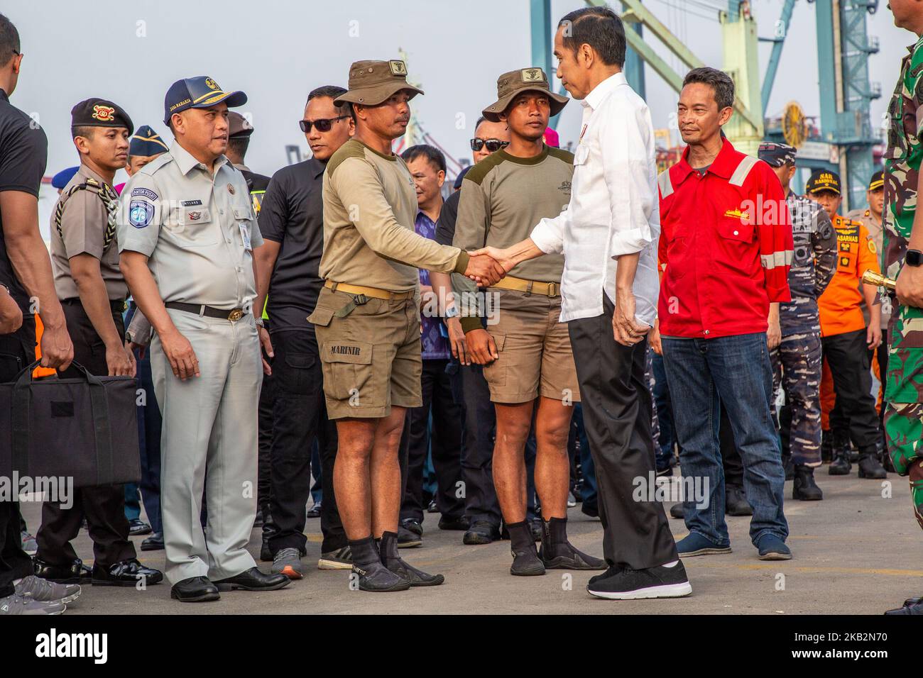 Jakarta, Indonesia, 02 November 2018 - Indonesian President JOKOWIDODO (white shirt) shake hand with the founder of Lion Air Plane Crash 'Blackbox' after the press conference. JOKOWIDODO visit Tanjung Priok Harbour for the second time to give brief with Indonesian Search and Rescue team with millitary help in processing of the finding of the victim of the plane crash, fuselage, and also one black box at karawang sea. (Photo by Donal Husni/NurPhoto) Stock Photo