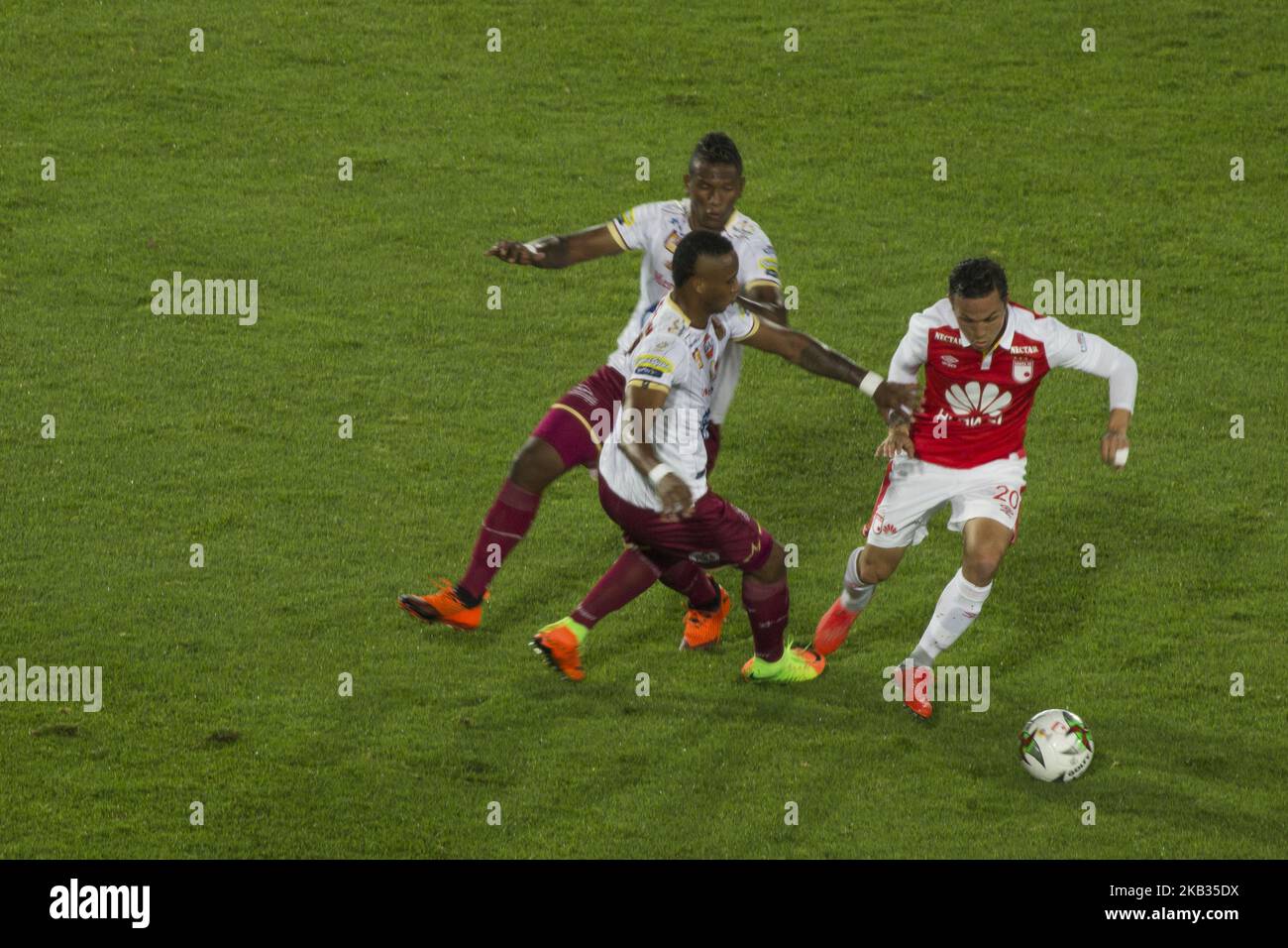 Luis Manuel Seijas of Independiente de Santa Fe controls the ball during the Quarter Finals first leg match between Independiente Santa Fe and Deportes Tolima as part of Liga Aguila finalización 2018 at Estadio El Campin on November 14, 2018 in Bogota, Colombia. Match that won Deportes Tolima 2 -1 to Independiente Santa Fe (Photo by Daniel Garzon Herazo/NurPhoto) Stock Photo