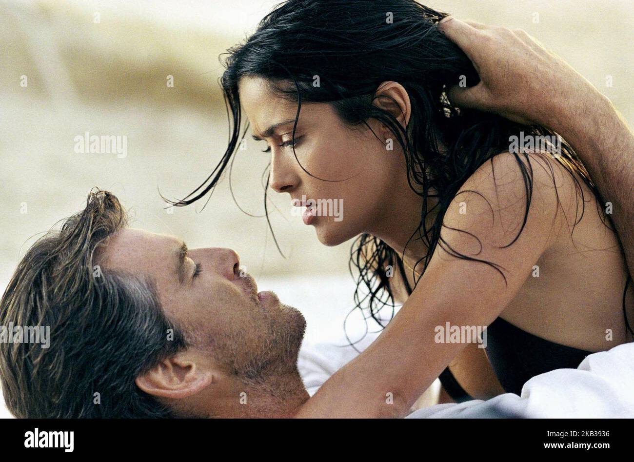 AFTER THE SUNSET, PIERCE BROSNAN, SALMA HAYEK, 2004 Stock Photo Alamy