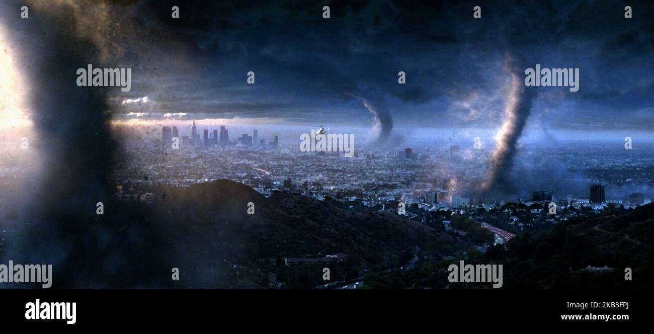 THE DAY AFTER TOMORROW, TORNADOES DESTROY LOS ANGELES, 2004 Stock Photo