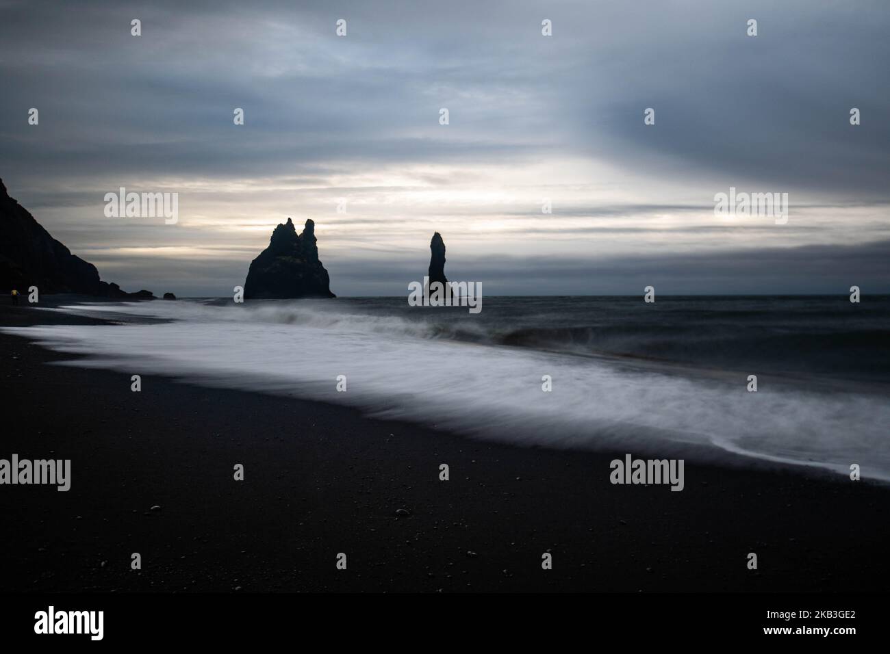 Black sand beach sea stacks hi-res stock photography and images - Alamy