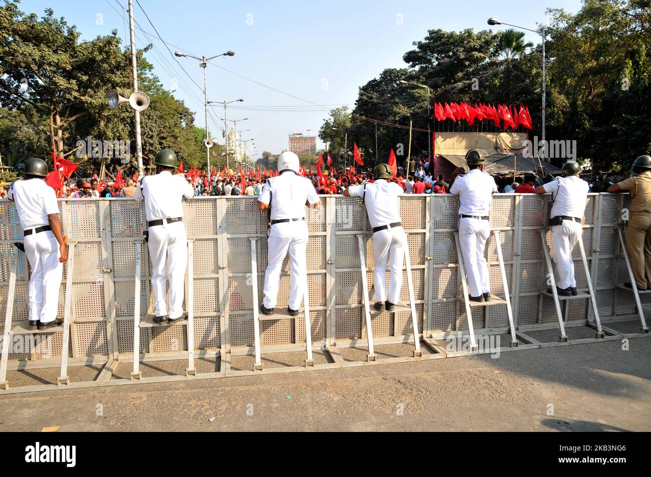 Indian police barricade during Left Front supported Indian Farmers part in the rally Singur to Kolkata Governor house 38 kilometers at Rani Rush Mani Avenue on November 29,2018 in Kolkata,India. (Photo by Debajyoti Chakraborty/NurPhoto) Stock Photo