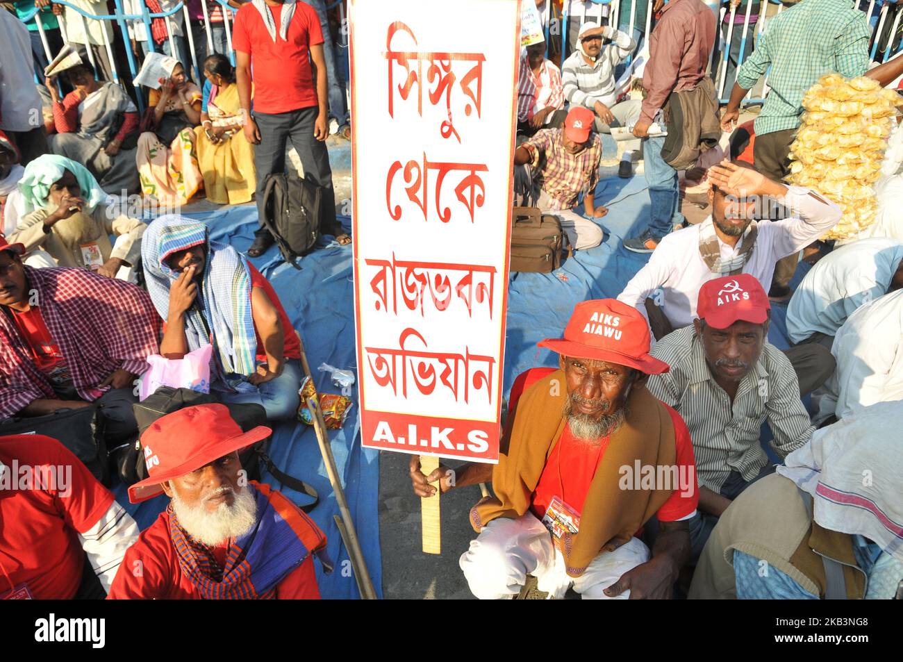 Left Front supported Indian Farmers part in the rally Singur to Kolkata Governor house 38 kilometers at Rani Rush Mani Avenue on November 29,2018 in Kolkata,India. (Photo by Debajyoti Chakraborty/NurPhoto) Stock Photo