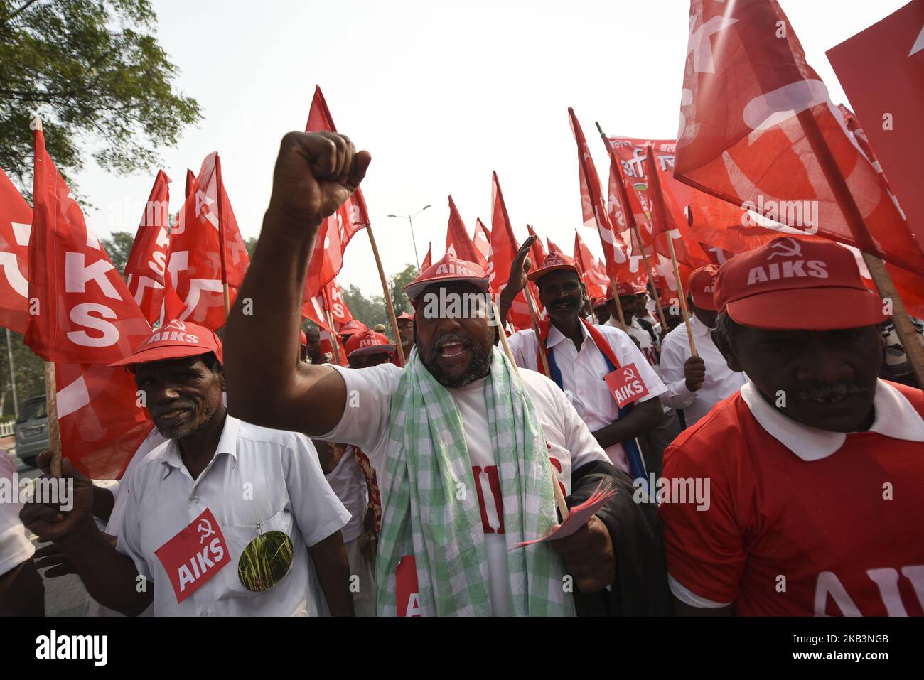 Indian farmers and agricultural workers take part in a march organized by the All India Kisan Sabha (AIKS) organization and Communist Party of India (Marxist) along with other leftist groups in New Delhi on November 29, 2018. Thousands of farmers from across India have massed in New Delhi demanding a special session of the Indian parliament to discuss ongoing agrarian crises, and demanding the minimum income for their produce. (Photo by Indraneel Chowdhury/NurPhoto) Stock Photo