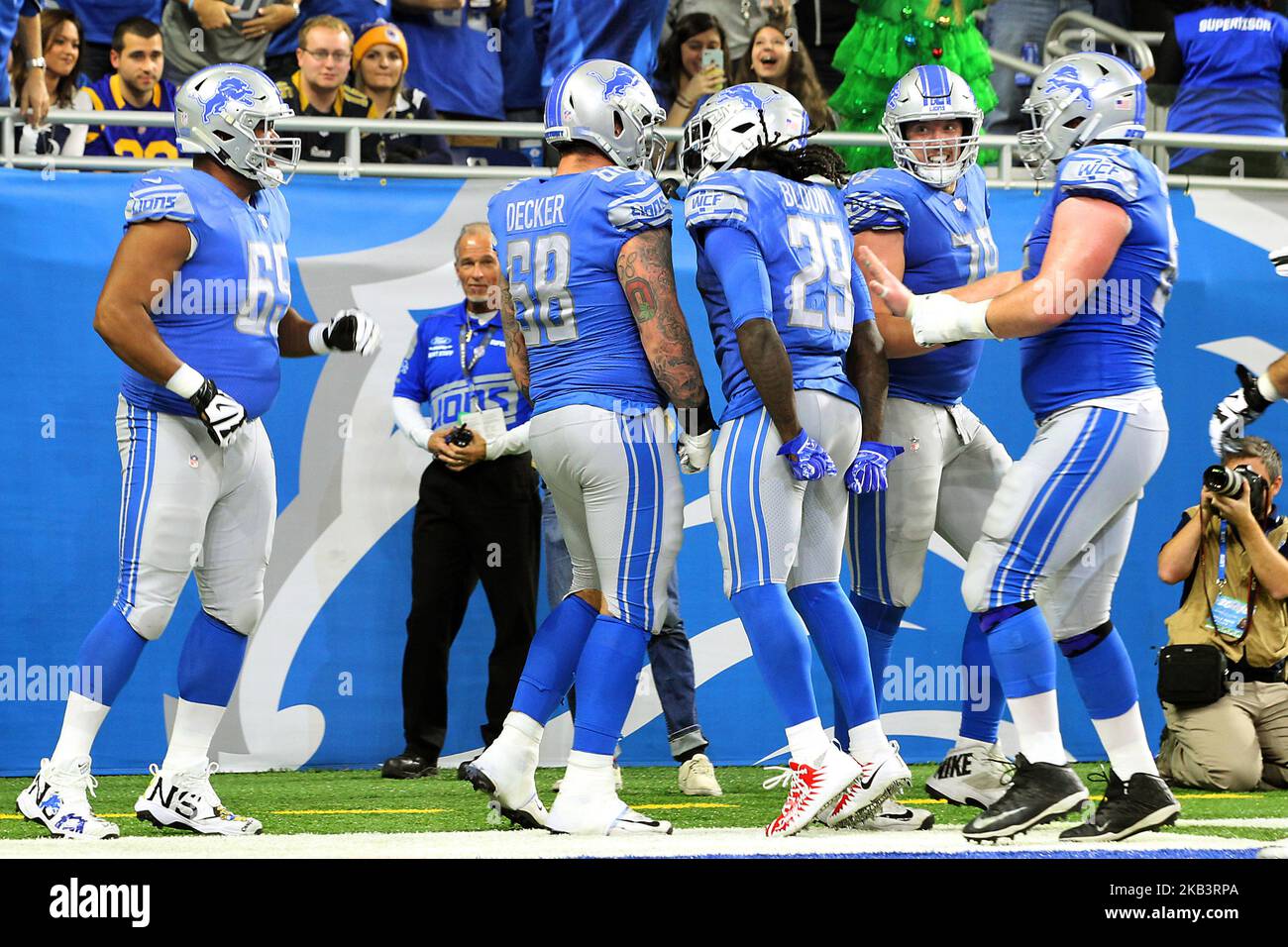 Offensive guard tyrell crosby hires stock photography and images Alamy