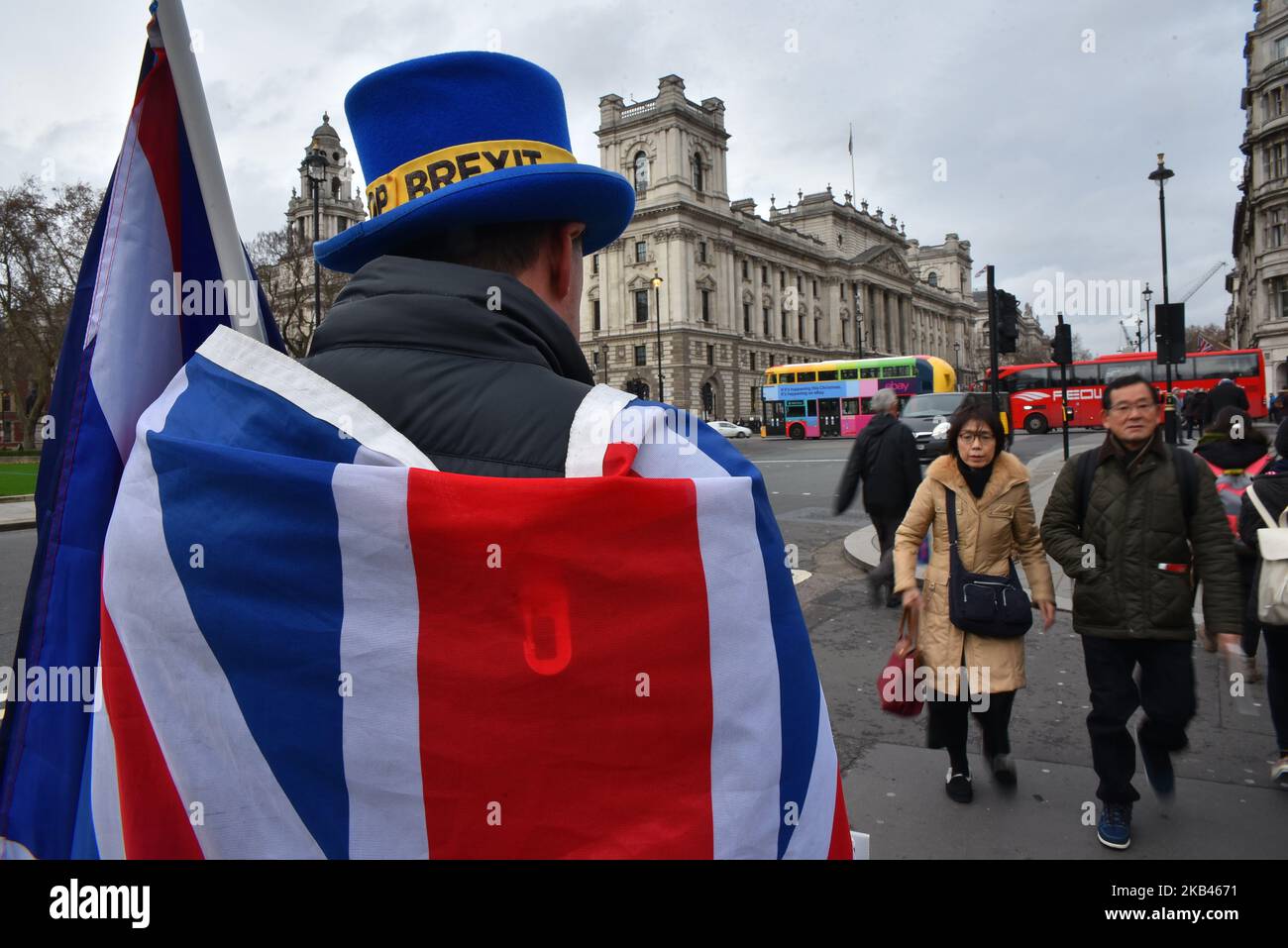 Anti Brexit campaigner Steven Bray holds a Union and an EU flag, and a placard as he demonstrates against Brexit, outside the gates of the Houses of Parliament, London on December 18, 2018. The Cabinet will consider a no-deal Brexit plan during the meeting, Mrs May has proposed the Parliament vote on the week of 14 January after a week of debate. (Photo by Alberto Pezzali/NurPhoto) Stock Photo