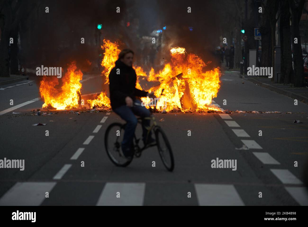 France riots cars hi-res stock photography and images - Alamy