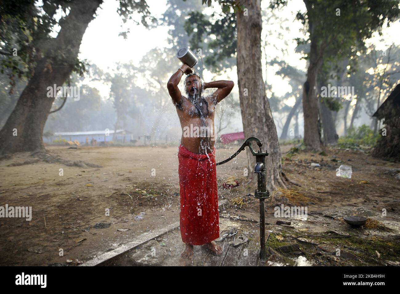 Nepal traditional bath hires stock photography and images Alamy