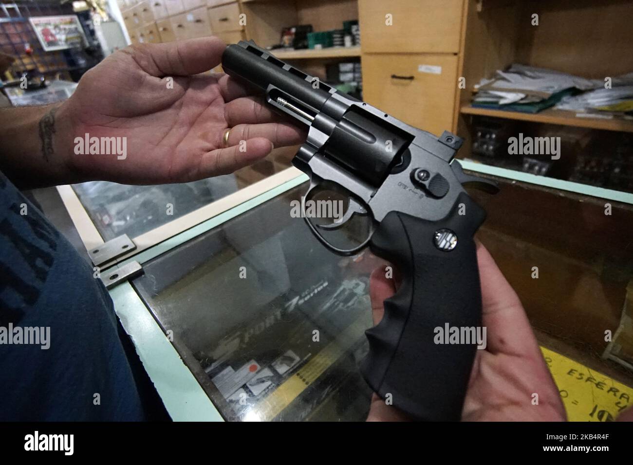 Airsoft guns shop hi-res stock photography and images - Alamy