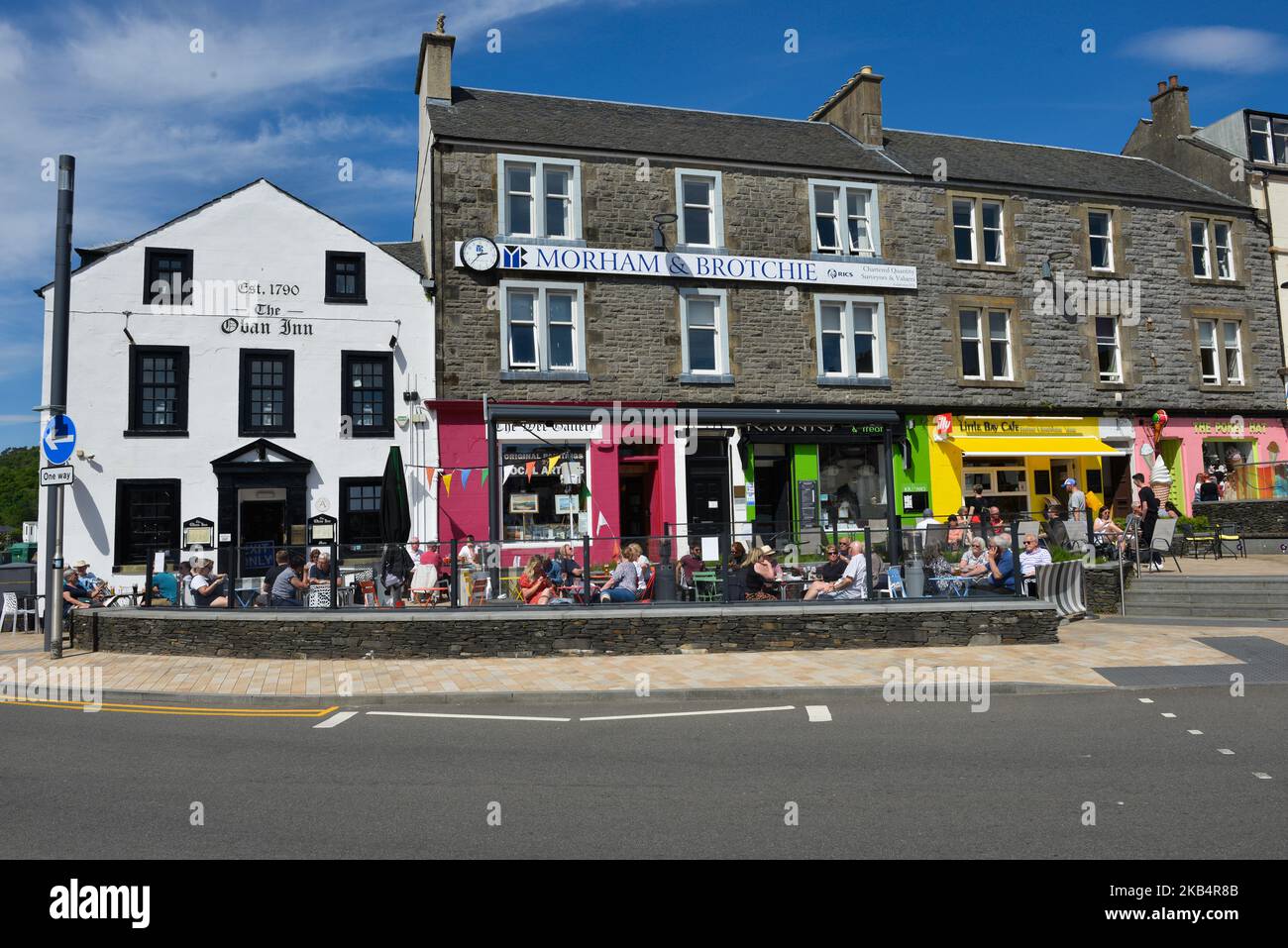 Holidaymakers in Oban Argyll Scotland enjoying the summer weather at the Oban Inn Stock Photo