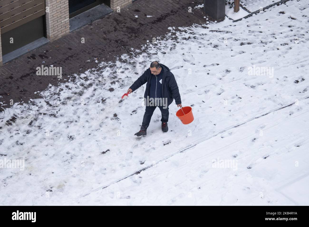 People in the snow in Eindhoven city on January 23, 2019 after the snowfall of 22 January, in the Netherlands. (Photo by Nicolas Economou/NurPhoto) Stock Photo
