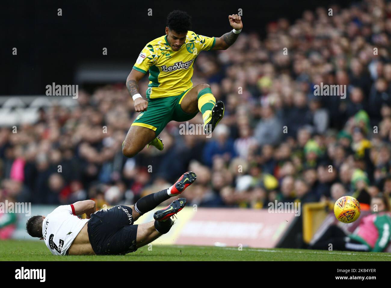 NORWICH UK. 25 JANUARY George Baldock of Sheffield United makes a tackle on Onel Hernandez of Norwich City during the Sky Bet Championship match between Norwich City and Sheffield United at Carrow Road, Norwich, England on 26th January 2019. (Photo by Mark Fletcher/NurPhoto) Stock Photo