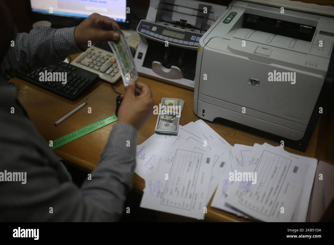 Postal wokers aid Palestinians arriving at the central post office in Gaza City on January 26, 2019 to receive financial aid from the Qatari government given to impoverished Palestinian families. (Photo by Majdi Fathi/NurPhoto) Stock Photo