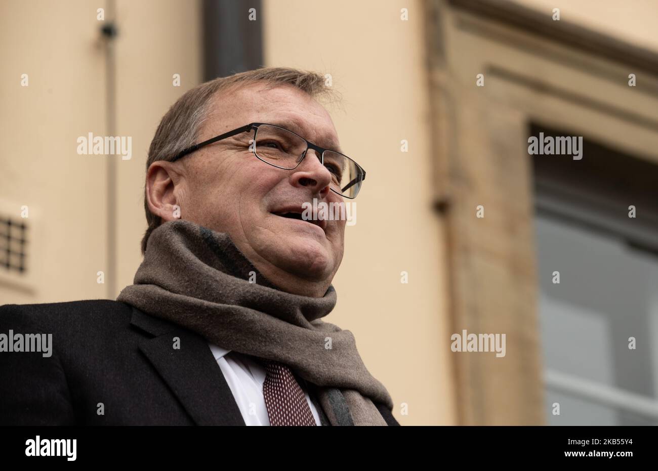 The mayor of Bamberg looks at the 600 protesting students. 600 young students protested in the