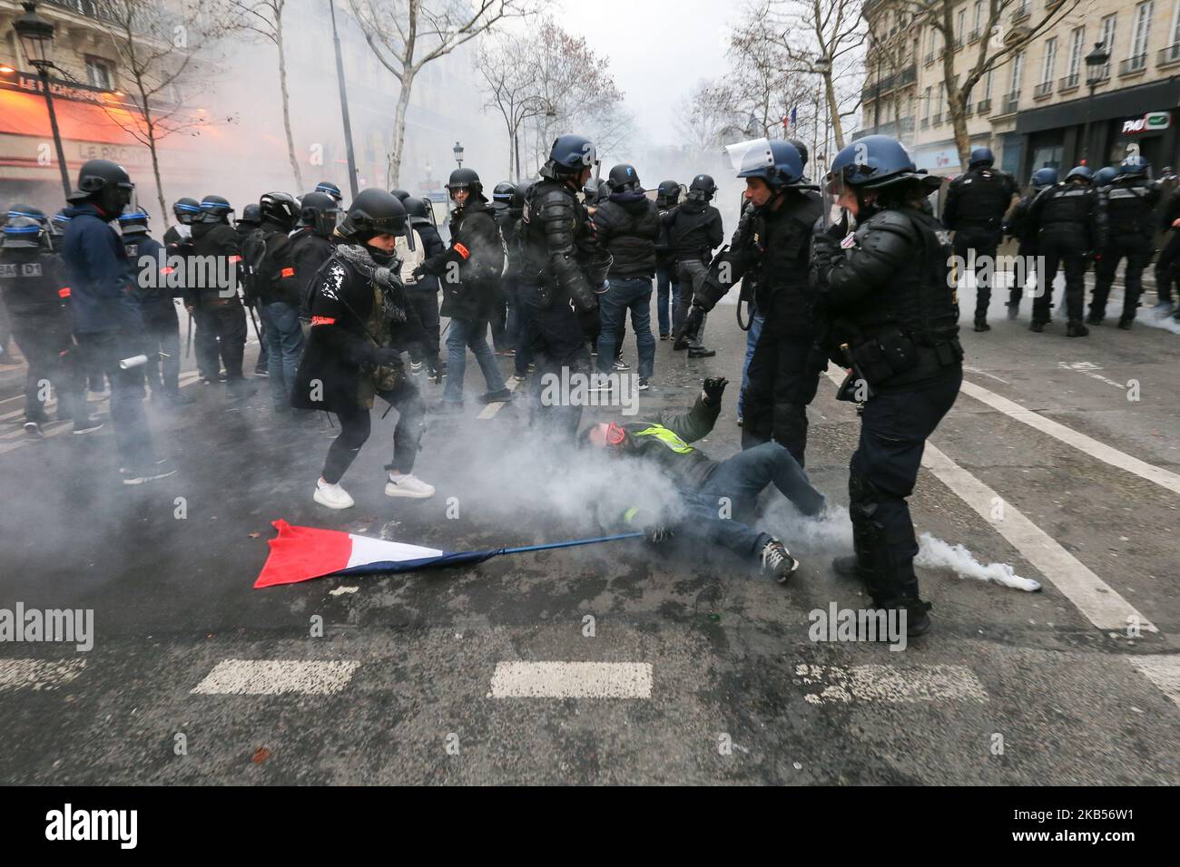 France yellow vest riot hi-res stock photography and images - Alamy