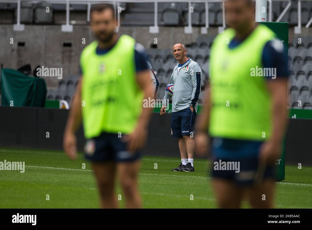 Connor O'Shea looks on during Italy's Captain's run at St James' Park ...