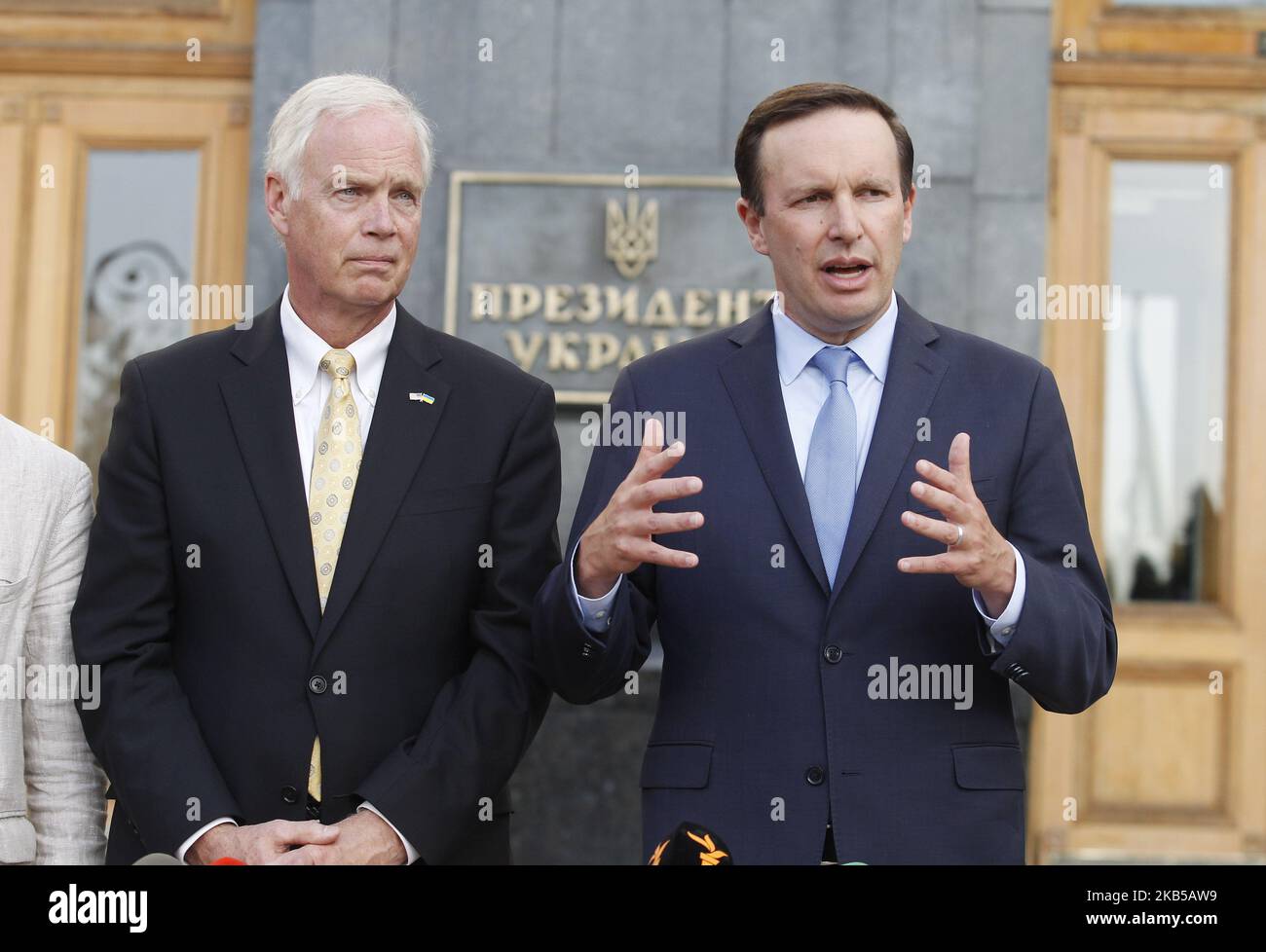 United States Senator Chris Murphy (Democrat of Connecticut)(R)and United States Senator Ron Johnson (Republican of Wisconsin)(L) speak to journalists after their meeting with Ukrainian President Volodymyr Zelensky, outside the Presidential Office in Kiev, Ukraine, on 5 September, 2019. (Photo by STR/NurPhoto) Stock Photo