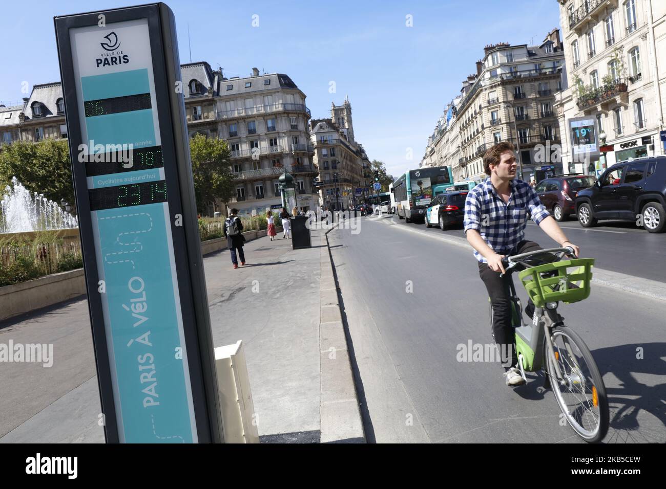Paris by bike. Counter which counts the number of bicycles which pass street of rivoli next