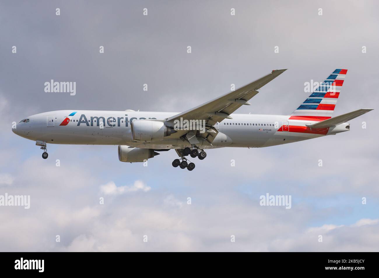 値下げ中　アメリカン航空Boeing777-200ER ファイル:Aa.b777-200er.n781an.arp.jpg - Wikipedia