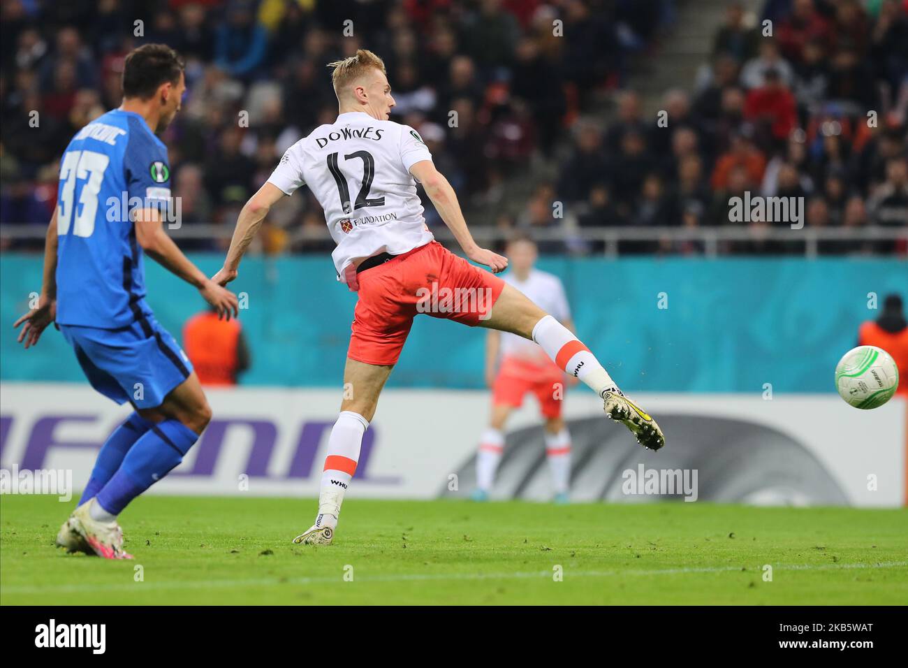 Steaua Bucharest Line Up Against VfB Stuttgart Editorial Stock Image -  Image of bombs, header: 32264489