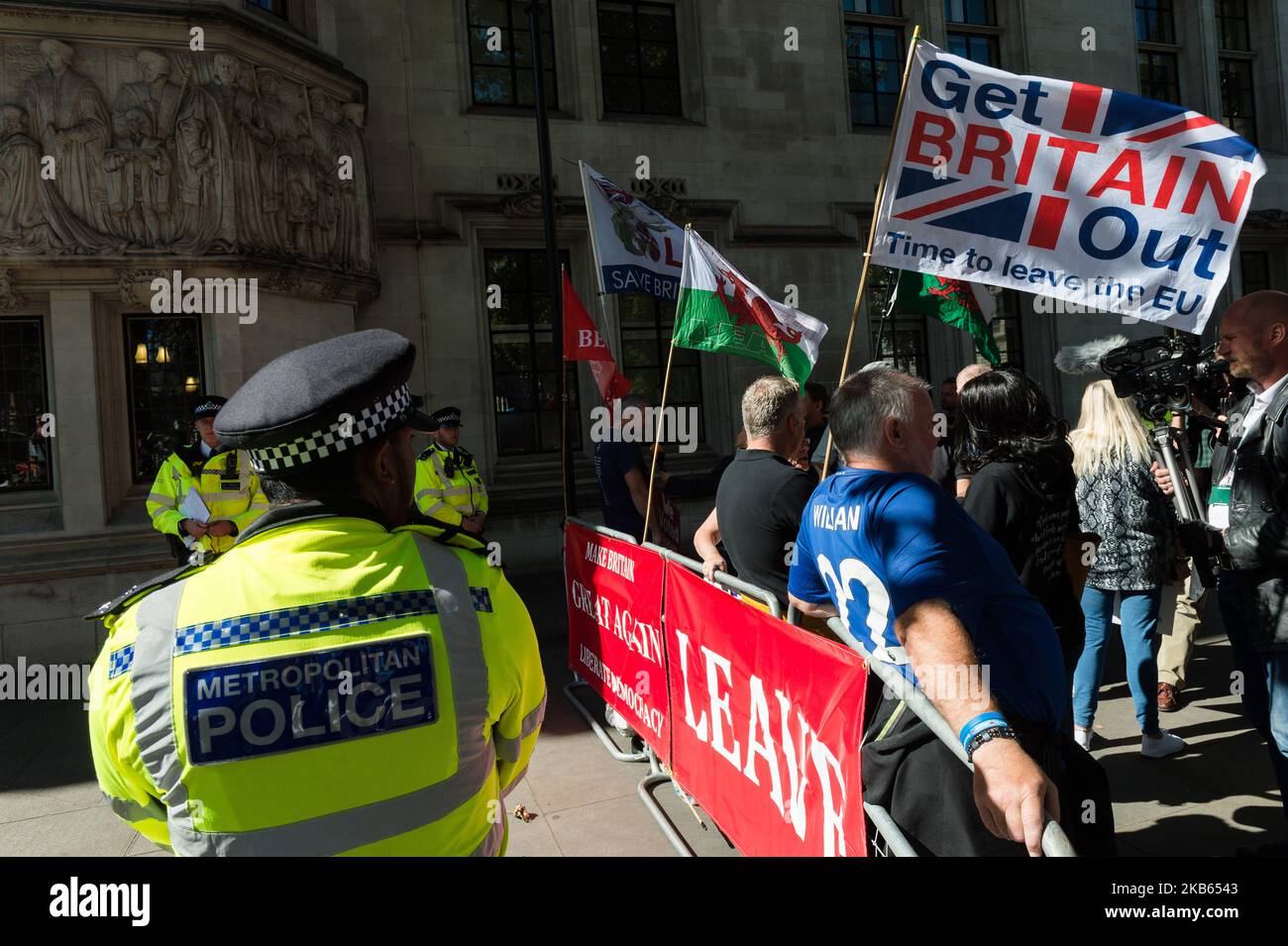 Pro-Brexit supporters of Boris Johnson protest outside the Supreme Court on 17 September, 2019 in London, England. Today, the Supreme Court judges begin a three-day hearing over the claim that Prime Minister Boris Johnson acted unlawfully in advising the Queen to prorogue parliament for five weeks in order to prevent MPs from debating the Brexit crisis. (Photo by WIktor Szymanowicz/NurPhoto) Stock Photo