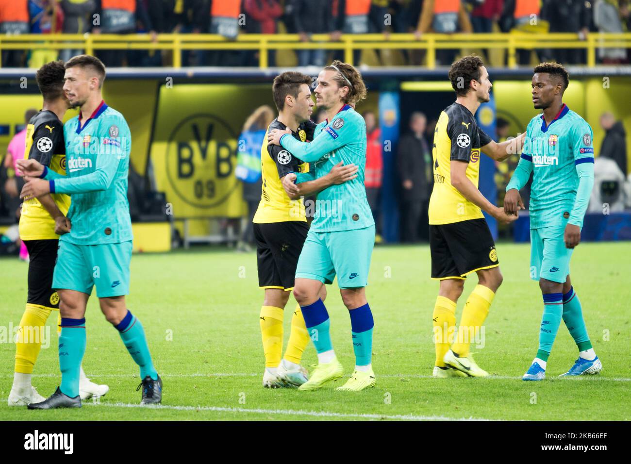 Borussia Dortmund players shake hands with players of FC Barcelona after the UEFA Champions League Group F match between Borussia Dortmund and FC Barcelona at the Signal Iduna Park on September 17, 2019 in Dortmund, Germany. (Photo by Peter Niedung/NurPhoto) Stock Photo