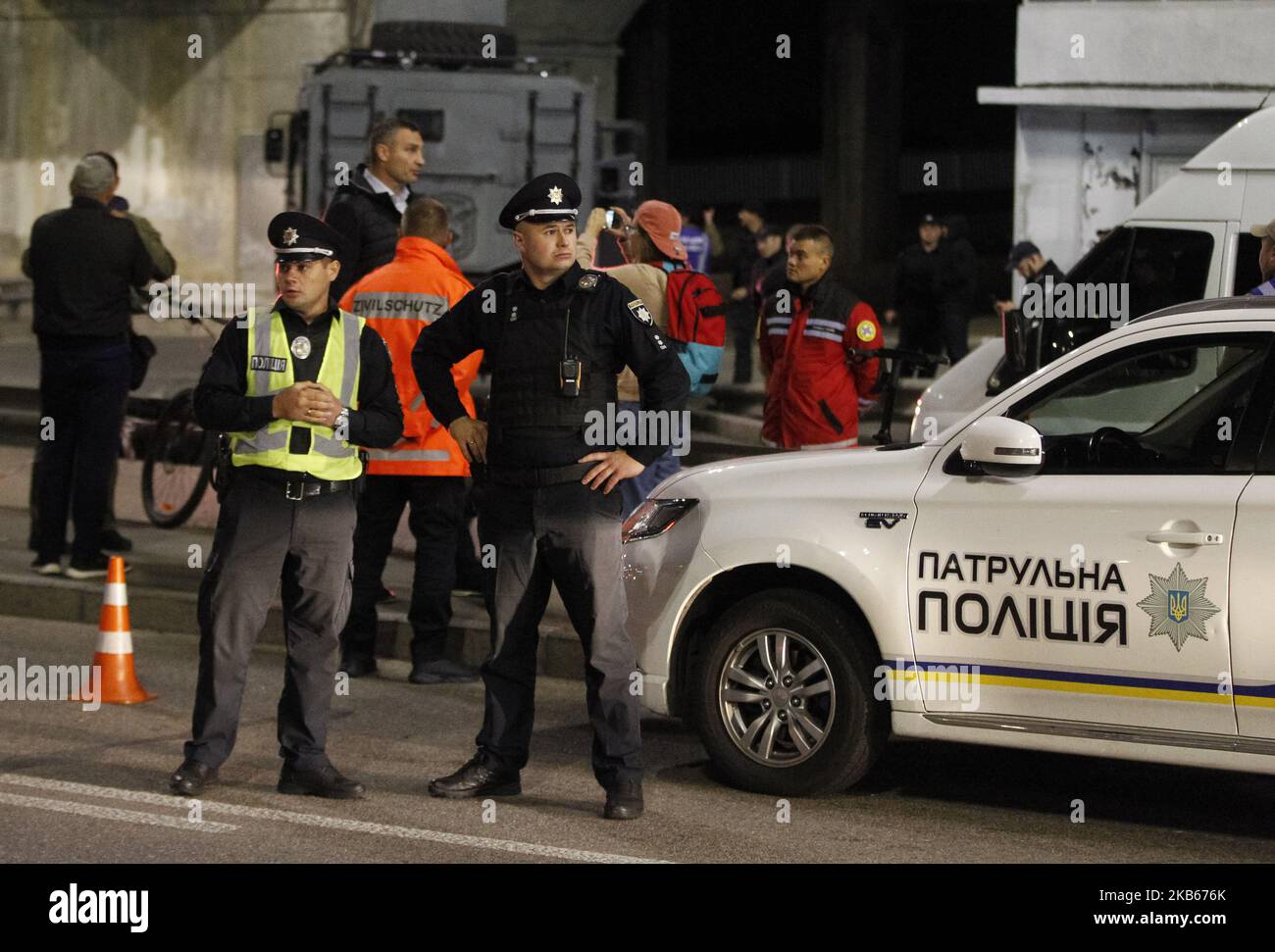 Police presser, minister, AWB supporters, police at gate 