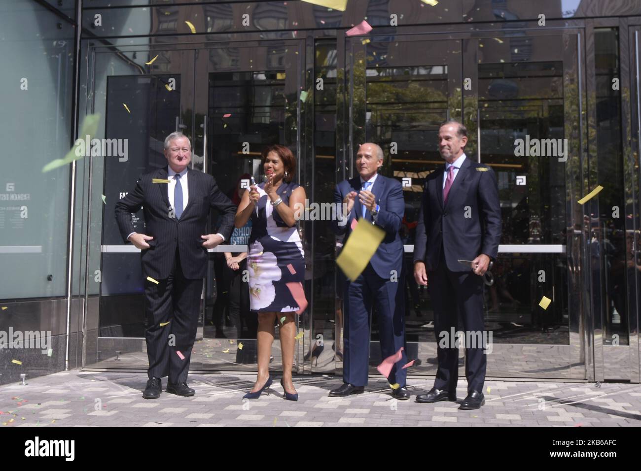 Grand opening shopping mall hires stock photography and images Alamy