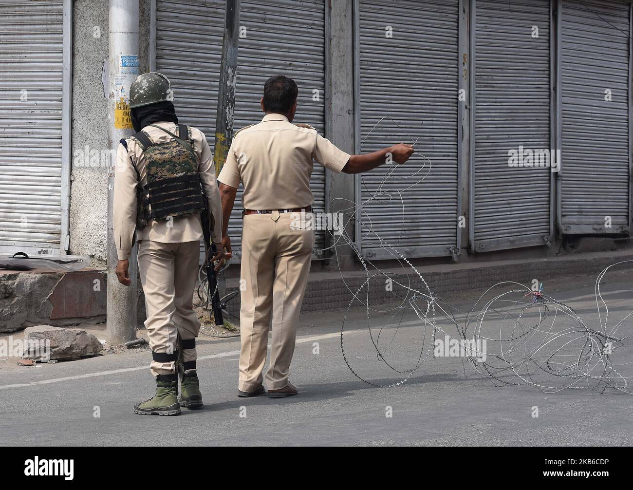 Indian paramilitary soldiers install concertina wire during restrictions in old city Srinagar on September 20, 2019.Kashmir valley continues to remain shut for the 47th consecutive day after India revoked Article 370 which granted Kashmir autonomy.However, authorities claim that restrictions have been eased in most parts of the Kashmir valley. (Photo by Faisal Khan/NurPhoto) Stock Photo