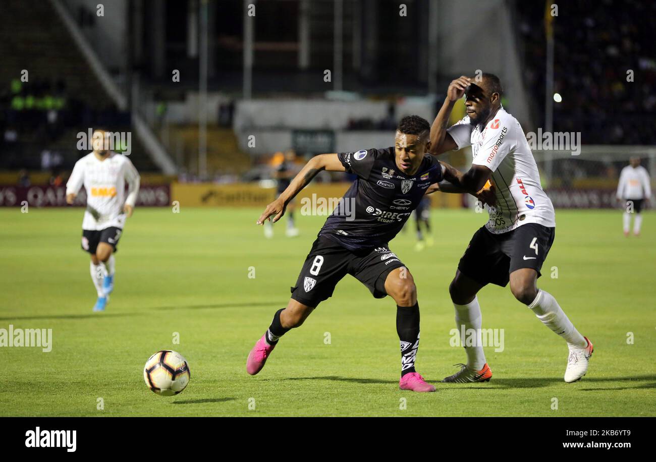 Gabriel Torres of Independiente del Valle fight the ball with Manoel Zagueiro of Corinthians during the second leg semifinal match between Independiente del Valle and Corinthians at Olimpico Atahualpa Stadium on September 25, 2019 in Quito, Ecuador. (Photo by Steven Silva/Agencia Press South) Stock Photo