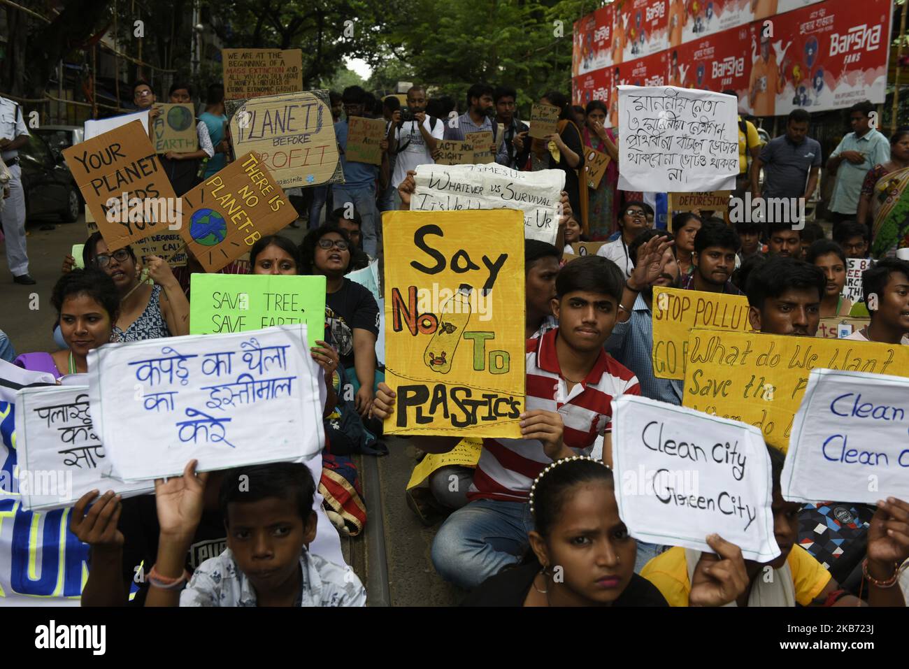 School students, Local Citizens, Environmental Activists shout slogans as they participate in a global climate strike to protest against governmental inaction towards climate breakdown and environmental pollution, part of demonstrations being held worldwide in a movement dubbed 'Fridays for Future', Kolkata, India, September 27, 2019. (Photo by Indranil Aditya/NurPhoto) Stock Photo