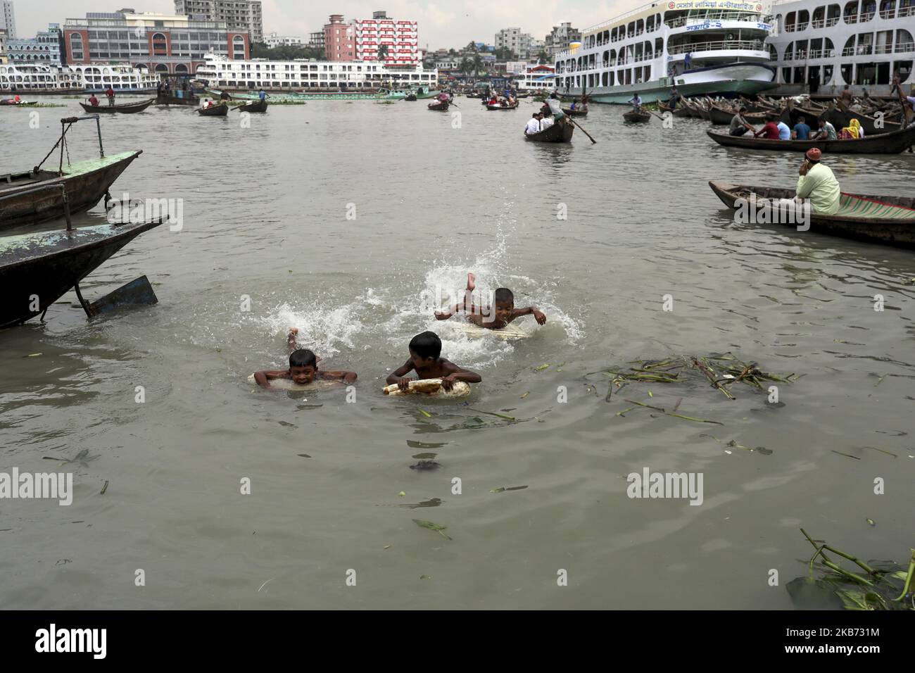 Boys are swiming in the Buriganga river at Dhaka Bangladesh on September 27, 2019. (Photo by Kazi Salahuddin Razu/NurPhoto) Stock Photo