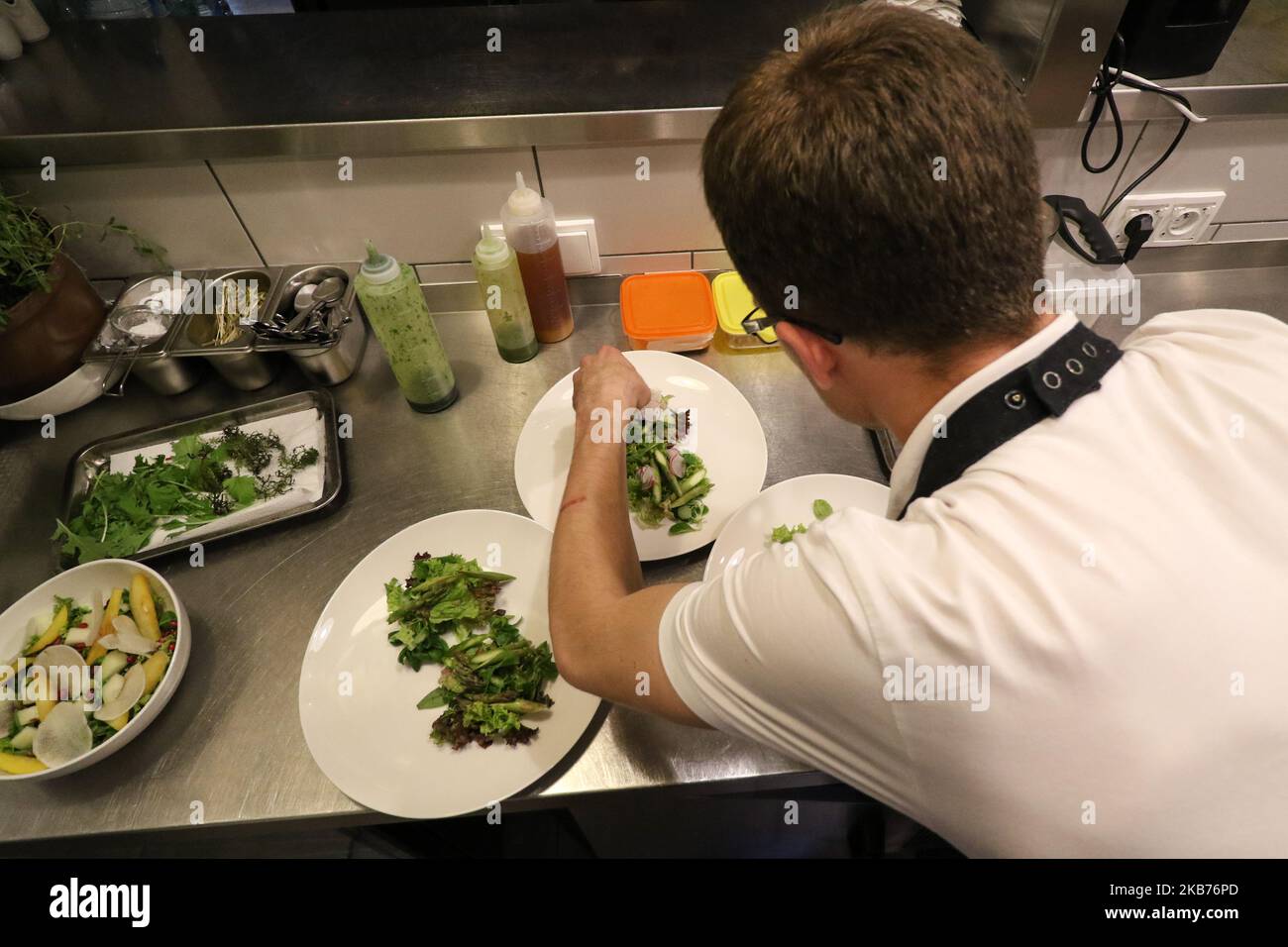 Chef preparing a dish- vegetable salad - is seen in Gdynia, Poland on 24 September 2019 Gastronomy market experts say that Poles eat more and more often out, in restaurants and bars. This is due to the enrichment of society and the lack of time to cook food at home. (Photo by Michal Fludra/NurPhoto) Stock Photo