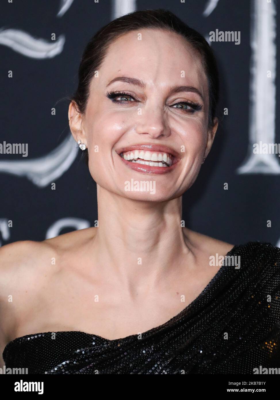 HOLLYWOOD, LOS ANGELES, CALIFORNIA, USA - SEPTEMBER 30: Actress Angelina Jolie wearing Atelier Versace with Cartier jewelry arrives at the World Premiere Of Disney's 'Maleficent: Mistress Of Evil' held at the El Capitan Theatre on September 30, 2019 in Hollywood, Los Angeles, California, United States. (Photo by Xavier Collin/Image Press Agency/NurPhoto) Stock Photo