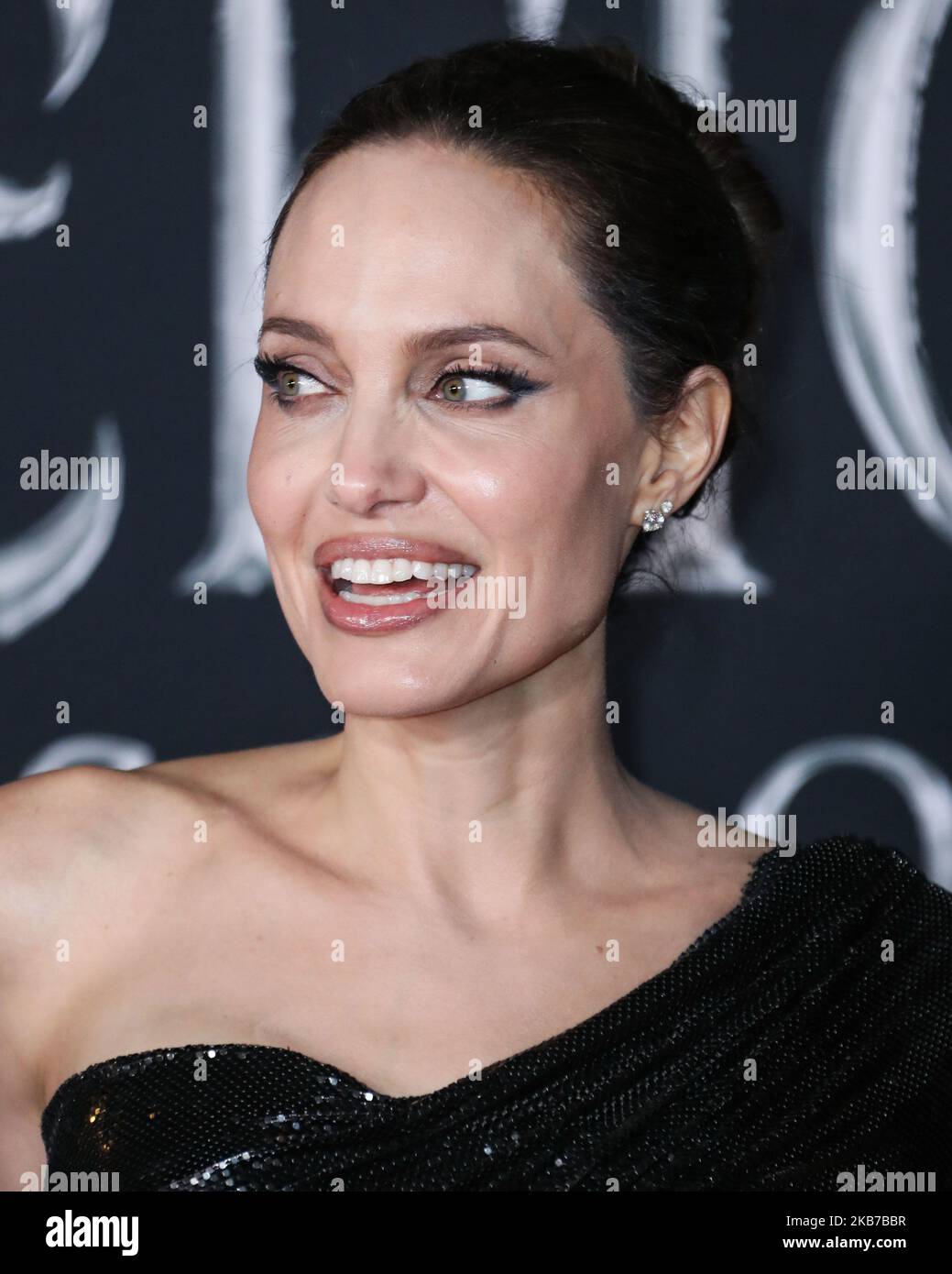 HOLLYWOOD, LOS ANGELES, CALIFORNIA, USA - SEPTEMBER 30: Actress Angelina Jolie wearing Atelier Versace with Cartier jewelry arrives at the World Premiere Of Disney's 'Maleficent: Mistress Of Evil' held at the El Capitan Theatre on September 30, 2019 in Hollywood, Los Angeles, California, United States. (Photo by Xavier Collin/Image Press Agency/NurPhoto) Stock Photo