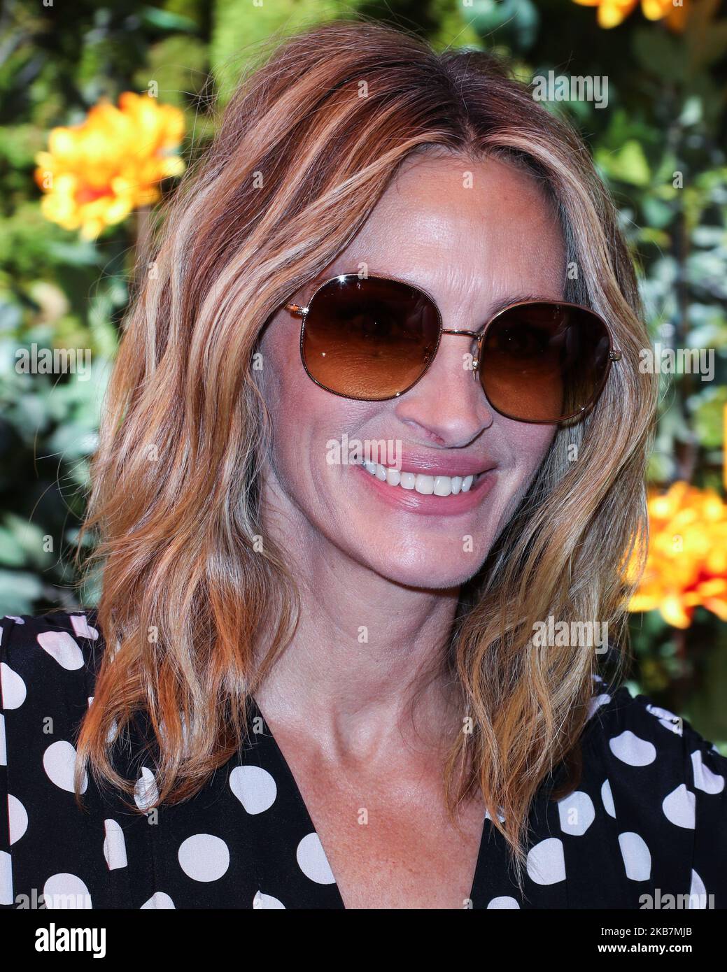 Pacific Palisades Los Angeles California Usa October 05 Actress Julia Roberts Wearing A 7203