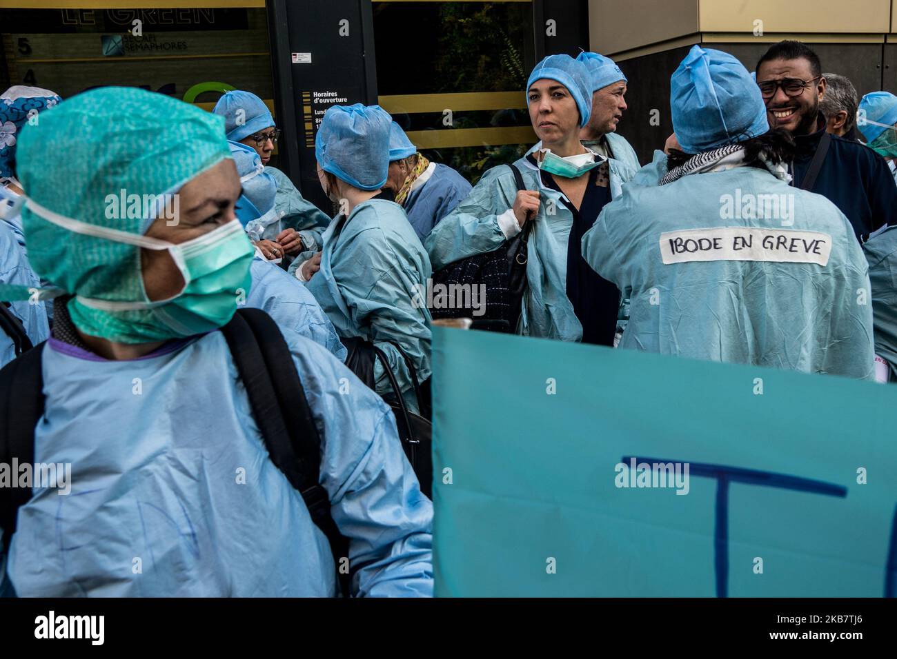 Demonstration of operating room nurses outside the regional health agency in Lyon, France, on October 7, 2019, to demand better working conditions. (Photo by Nicolas Liponne/NurPhoto) Stock Photo