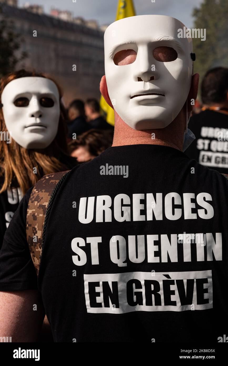 Mobilisation Mask Hospital staff joined the demonstration, as here those of the Saint ...