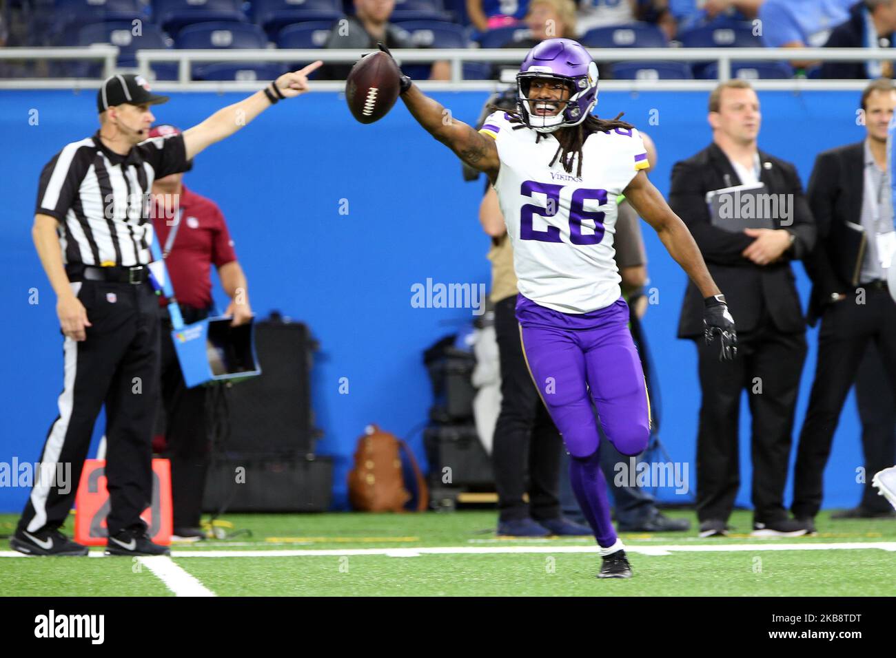 Oakland, California, USA. 16th Nov, 2003. Oakland Raiders full back Zack  Crockett (32) runs for a touchdown with Minnesota Vikings defensive back  Corey Chavous (21) on Sunday, November 16, 2003, in Oakland