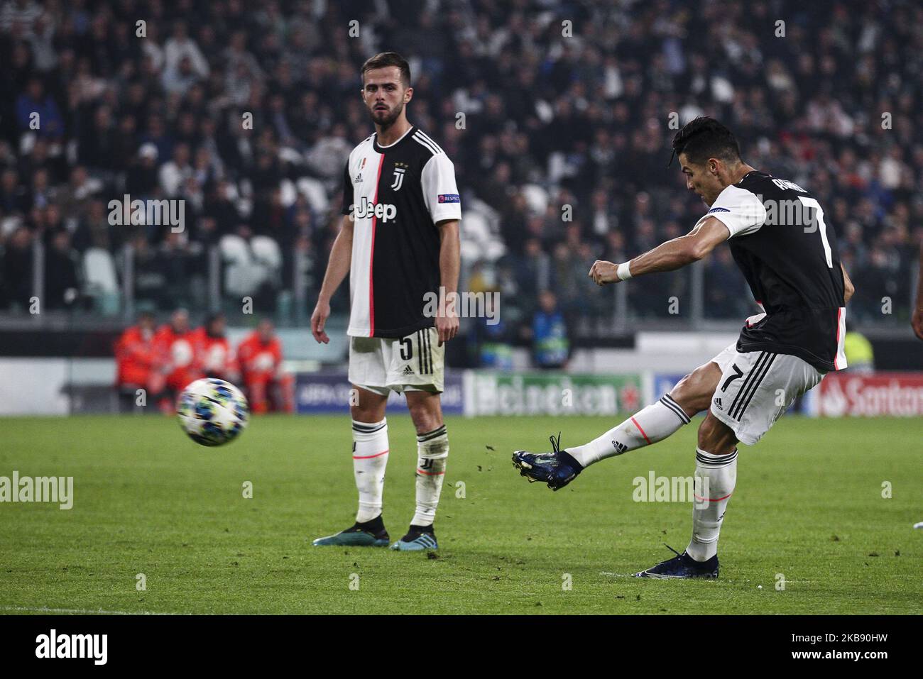 Futebol em Números, por Rodolfo Rodrigues - Aproveitamento de Cristiano  Ronaldo pela Juventus em faltas cobradas diretamente ao gol: - 123 jogos -  72 chutes em faltas - 16 chutes no gol 