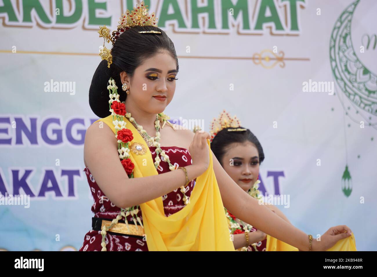 Javanese is Performing indonesian traditional dance Stock Photo Alamy