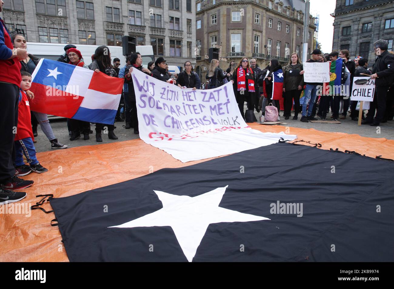 Members of the Chilean Community protest at the Dam Square on October 26, 2019 in Amsterdam,Netherlands. President Sebastian Piñera announced measures to improve social inequality, however unions called for a nationwide strike and massive demonstrations continue as death toll reached 18. Demands behind the protests include issues as health care, pension system, privatization of water, public transport, education, social mobility and corruption. (Photo by Paulo Amorim/NurPhoto) Stock Photo