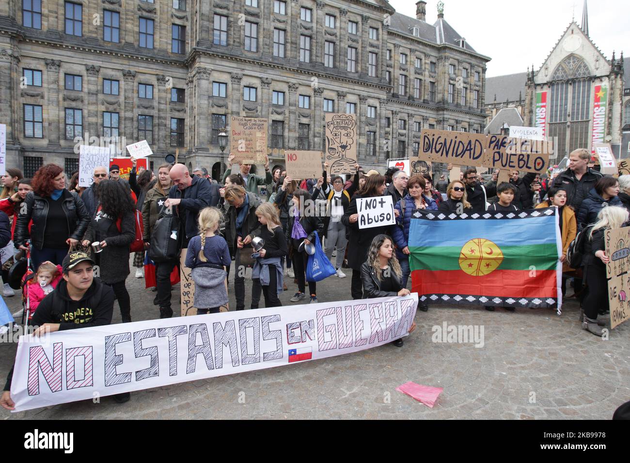 Members of the Chilean Community protest at the Dam Square on October 26, 2019 in Amsterdam,Netherlands. President Sebastian Piñera announced measures to improve social inequality, however unions called for a nationwide strike and massive demonstrations continue as death toll reached 18. Demands behind the protests include issues as health care, pension system, privatization of water, public transport, education, social mobility and corruption. (Photo by Paulo Amorim/NurPhoto) Stock Photo