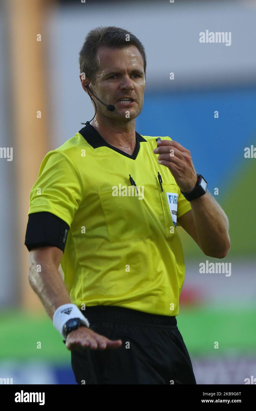 Referee Christopher Beath looks on during the FIFA U-17 World Cup Brazil 2019 group E match between Spain and Argentina at Estadio Kleber Andrade on October 28, 2019 in Vitoria, Brazil. (Photo by Gilson Borba/NurPhoto) Stock Photo
