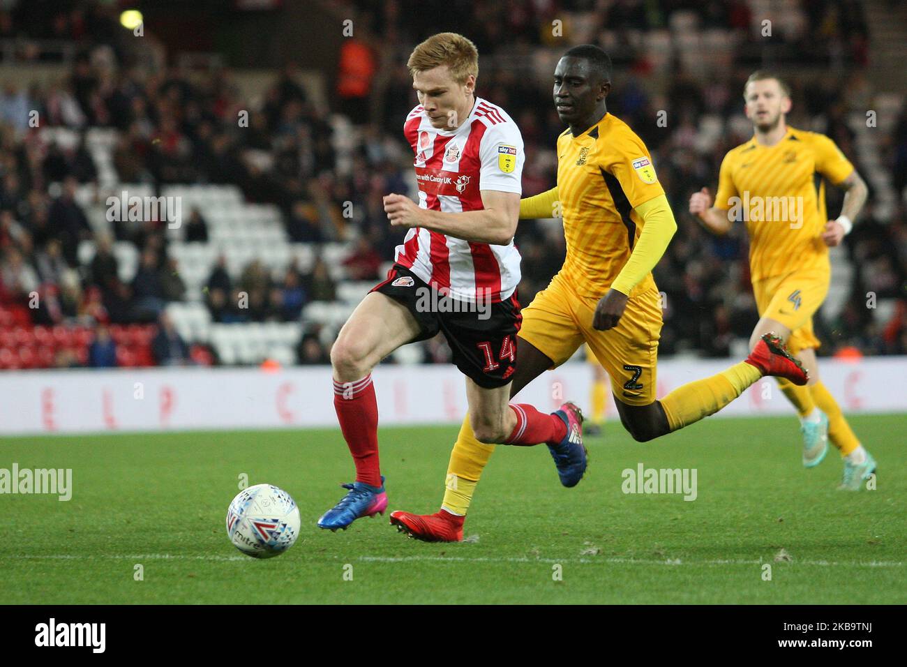 Sunderland's Duncan Watmore competes for the ball with Southend United's Elvis Bwomono during the Sky Bet League 1 match between Sunderland and Southend United at the Stadium Of Light, Sunderland on Saturday 2nd November 2019. (Photo by Steven Hadlow/MI News/NurPhoto) Stock Photo