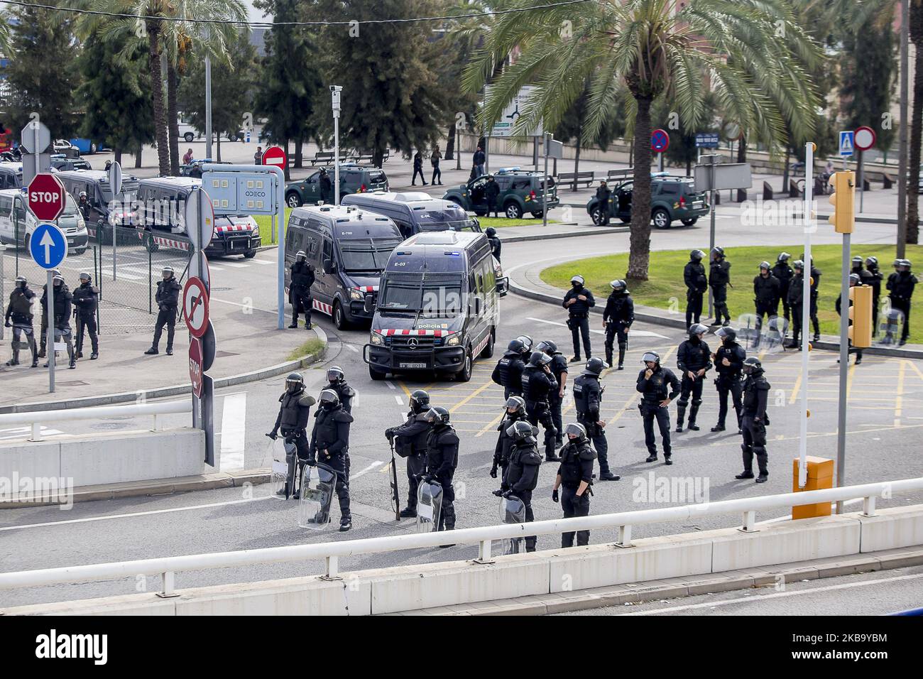 Dozens of Guardia Civil mebres, bloc the acces to the port. Proindependence activists of Catalonia, cause incidents during the day of general strike in response to the 100-year jail sentence to the independence leaders of Catalonia, in Barcelona, ??Catalonia, Spain on October 18, 2019. (Photo by Miquel Llop/NurPhoto) Stock Photo